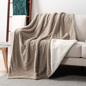 Plüschdecke mit Schafsfell - Hølm