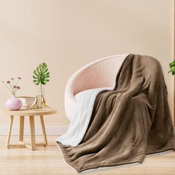 Plüschdecke mit Schaf - Braunes Kakaopulver